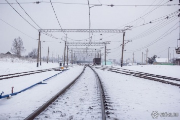 Грузовой поезд врезался в легковушку на железнодорожном переезде в Кузбассе