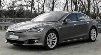 Tesla извинилась за удаление функций из сменившей владельца машины