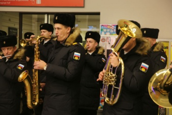 «Прощание славянки»: оркестр Балтфлота устроил «флешмоб» на Южном вокзале (видео)
