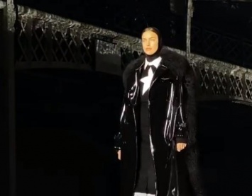 Ирина Шейк в лаковом плаще с мехом стала звездой модного показа в Лондоне