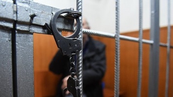 В Сургуте осужденный на 9 лет мужчина в зале суда пытался прятать важные для следствия документы