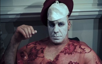 Пользователи Сети раскрыли личности снявшихся в клипе лидера Rammstein россиянок