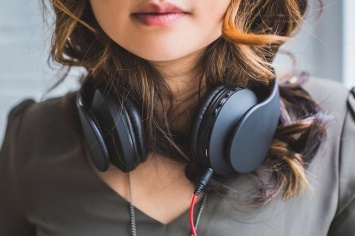 Эксперты по этикету предложили запретить россиянам слушать музыку без наушников