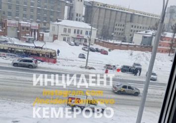 Легковушка с прицепом встала на трамвайные пути после столкновения с иномаркой в Кемерове