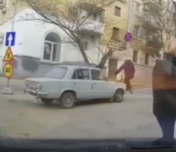Пешеход прыгнул на капот автомобиля в Севастополе