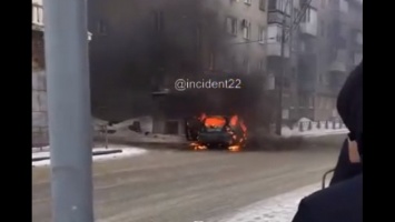 Посреди улицы в Барнауле дотла сгорел автомобиль