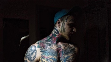Уставший от внимания к своим татуировкам сын Елены Яковлевой Денис Шальных заявил о готовности "сдирать" их теркой