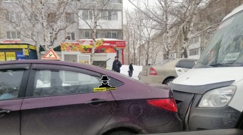 В Барнауле маршрутка въехала в учебный автомобиль