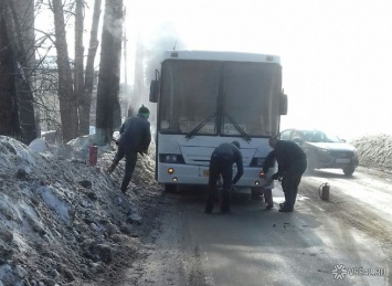 Автобус с пассажирами загорелся на ходу в Кузбассе