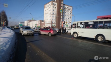 Массовая авария заблокировала проезд по кемеровскому проспекту