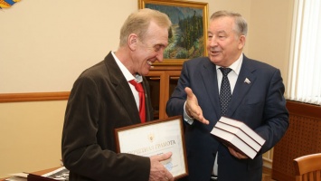 Александр Карлин вручил награды Совета Федерации в Алтайском крае