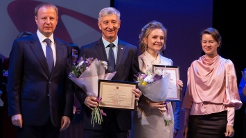 Виктор Томенко вручил награды деятелям культуры Алтайского края