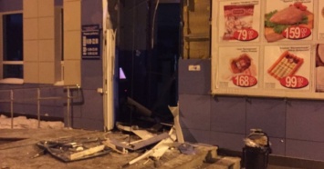 Под Екатеринбургом грабители разнесли дверь магазина, пытаясь похитить банкомат