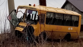 Пассажирский автобус протаранил электроопору в алтайском селе