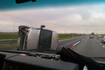 На черняховской трассе микроавтобус опрокинулся после ДТП (фото)
