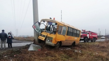 В Бийском районе спешивший за детьми школьный автобус «намотало» на столб