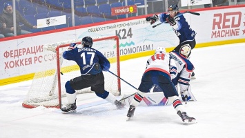 Алтайские хоккеисты вышли на первое место в турнирной таблице