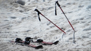 Из сарая на Кумысной поляне украли лыжи и зимние колеса