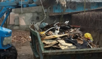 Возле симферопольского кинотеатра "Космос" собрали более 5 тонн мусора, - ФОТО