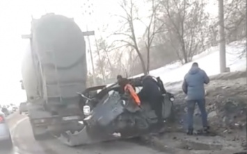 Кемеровчанин погиб в результате столкновения цементовоза и легкового автомобиля