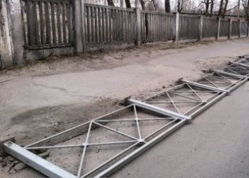 Жительница Белогорска отобрала у вандалов леерное ограждение