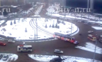 Трамвай протащил легковушку по рельсам в Новокузнецке