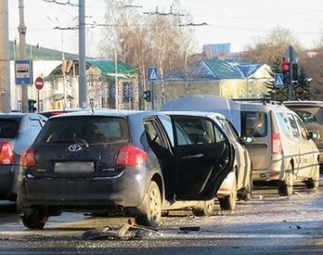 Пять машин столкнулись на перекрестке в центре Петрозаводска. Видео