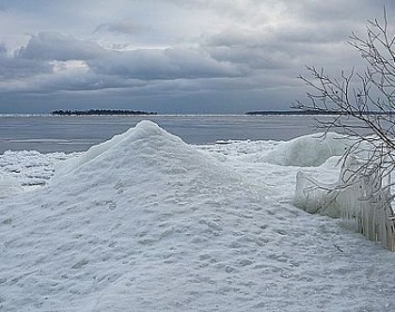 На берегу Онежского озера в Карелии обнаружили ледяные двухметровые "вулканы"