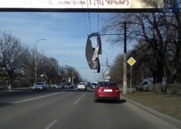 В Симферополе рекламный баннер остановил троллейбусы, а на машину обрушились кирпичи, - ФОТО
