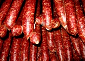 В Райчихинске магазин оштрафовали за просроченную колбасу