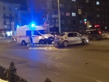 Два легковых автомобиля столкнулись на перекрестке в Новокузнецке