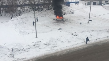 Силовики подожгли автомобиль в Кузбассе