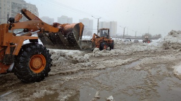 В Барнауле коммунальщики устраняют очередной «прорыв» на затопленной улице