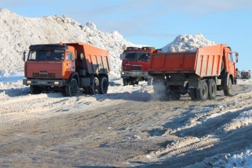 Глава Нижневартовска Василий Тихонов дал поручение ускорить процесс вывоза снега с улиц и дворов города