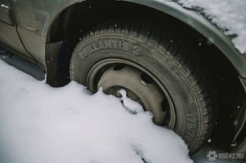 Автомобилист с семьей увяз в снегу на трассе в Кузбассе