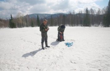 Кузбассовцы рассыпят сотни килограммов соли в горах