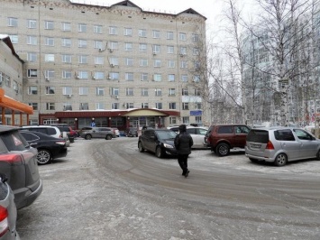 Депутаты Нижневартовска обсудили пути решения проблемы с парковками возле поликлиник на улице Нефтяников
