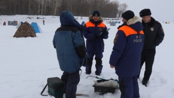 Алтайские спасатели просят любителей снегоходов не выезжать на лед