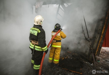 Пожар уничтожил парк сельхозтехники в кузбасском селе