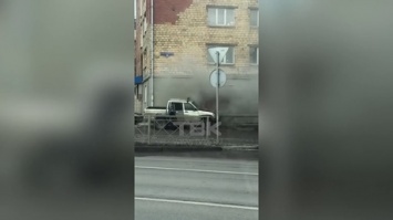 Водитель выпрыгнул из горящего УАЗа на ходу в Красноярске