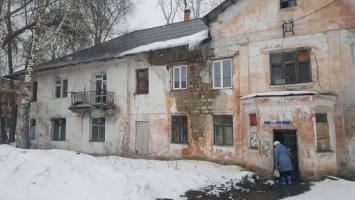 Крыша обрушилась на аварийном доме в Барнауле