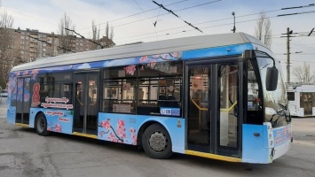 В Симферополе появился праздничный троллейбус: два дня катать будут бесплатно, - ФОТО