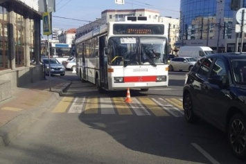 В Калининграде пассажирка получила травму из-за резкого торможения автобуса (фото)