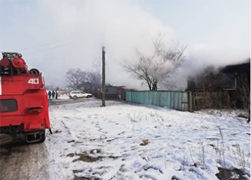 Деревянный дом загорелся утром в селе Михайловского района