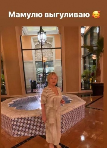 Лера Кудрявцева на отдыхе с мамой впервые показала свое тело в купальнике после операции