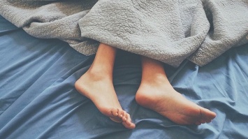 Медики советуют: пусть ноги выглядывают из-под одеяла