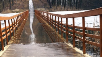 В Строителе деревянный мост через пруд вновь нырнул под воду