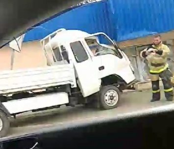 В Симферополе грузовик врезался в ветеринарную клинику, - ФОТО