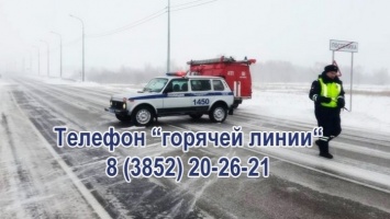 Алтайские спасатели помогают попавшим в снежные заносы автомобилистам