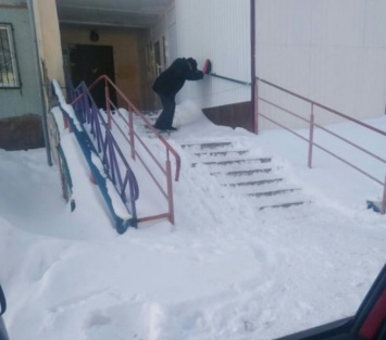 Кемеровчане пожаловались на опасную для жизни лестницу в подъезд